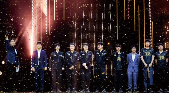 探索 Karos 冰火全新时装与翅膀头像的魅力